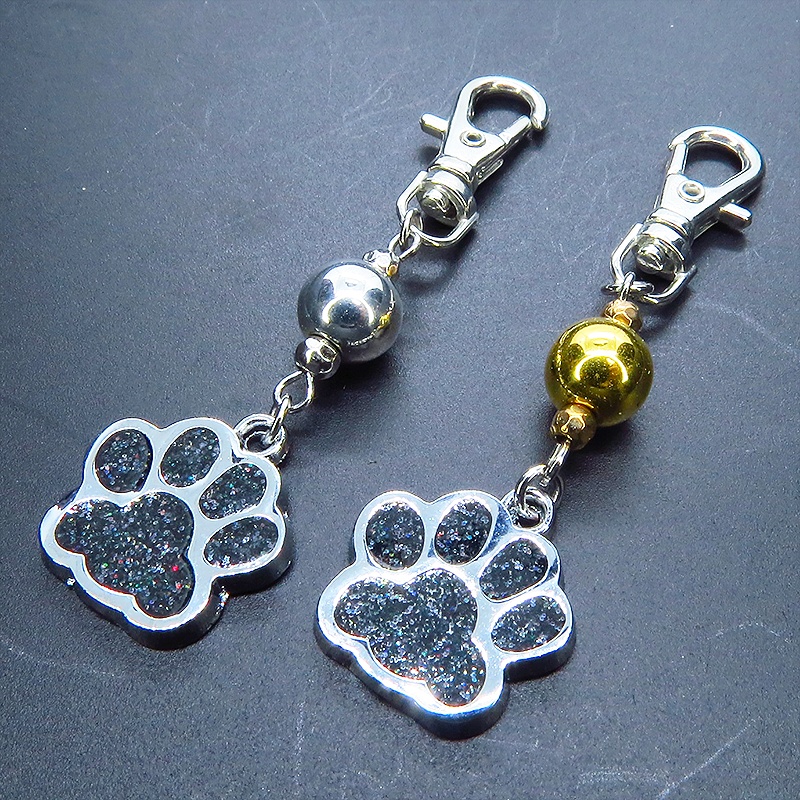 大きめ肉球チャームとシルバーカラーのメタルビーズを組合せたキーホルダー 金具変更可