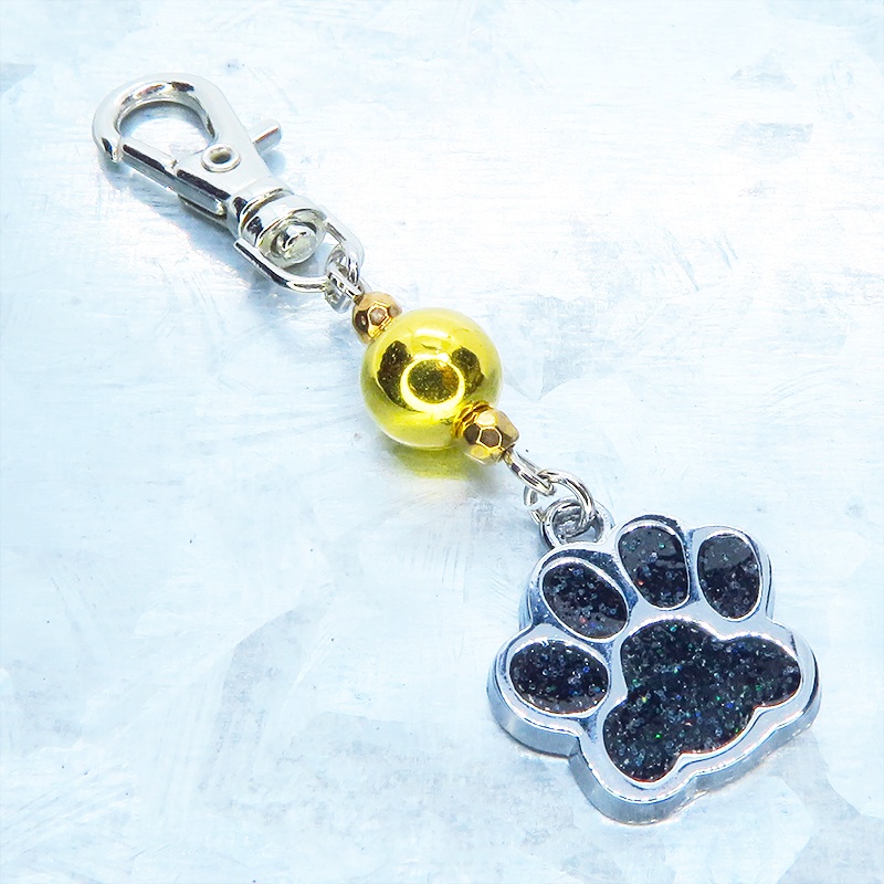 大きめ肉球チャームとゴールドカラーのメタルビーズを組合せたキーホルダー 金具変更可