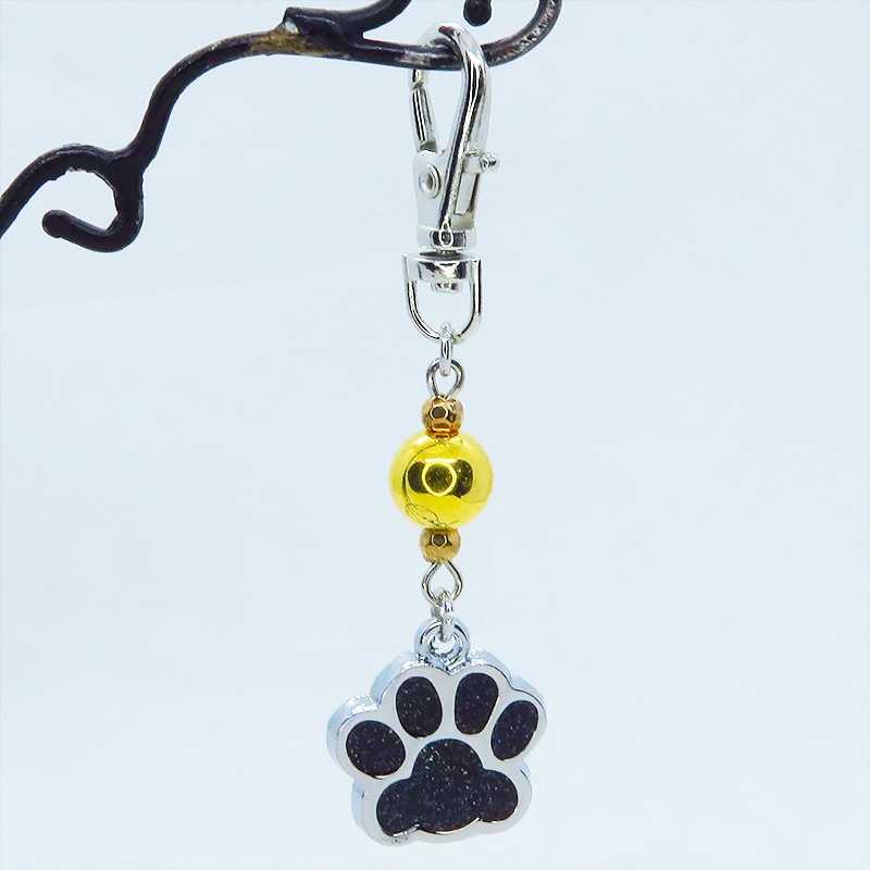 大きめ肉球チャームとゴールドカラーのメタルビーズを組合せたキーホルダー 金具変更可