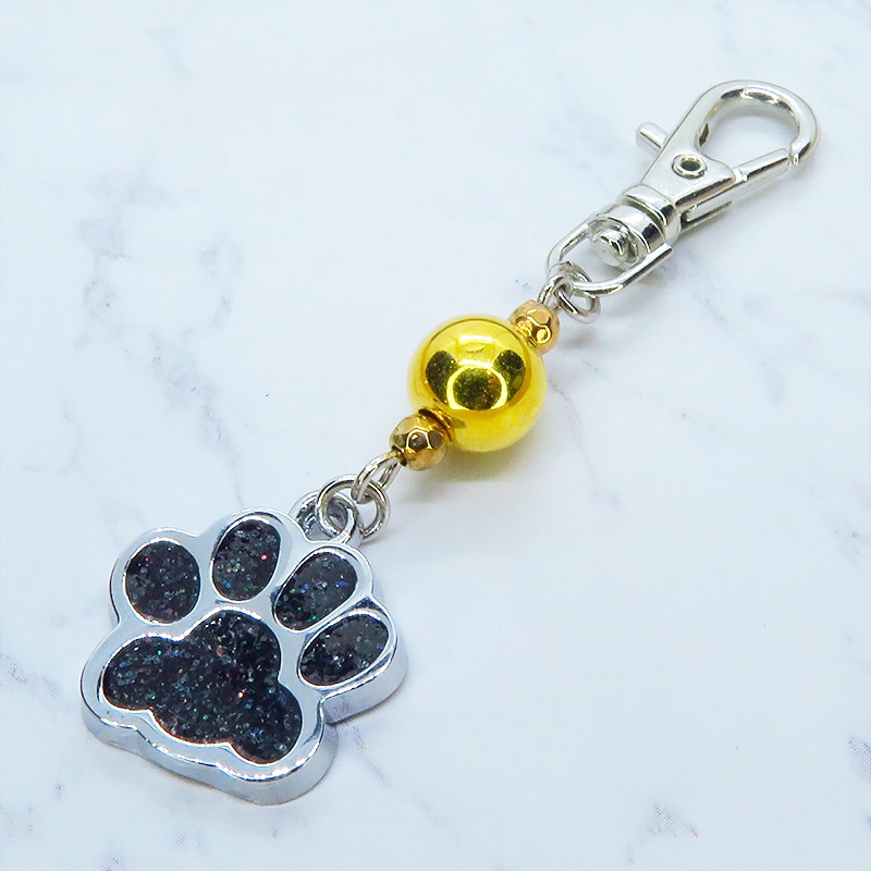 大きめ肉球チャームとゴールドカラーのメタルビーズを組合せたキーホルダー 金具変更可