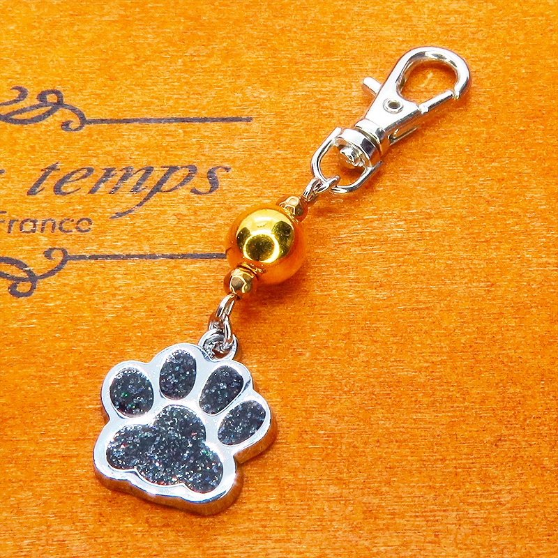 大きめ肉球チャームとゴールドカラーのメタルビーズを組合せたキーホルダー 金具変更可