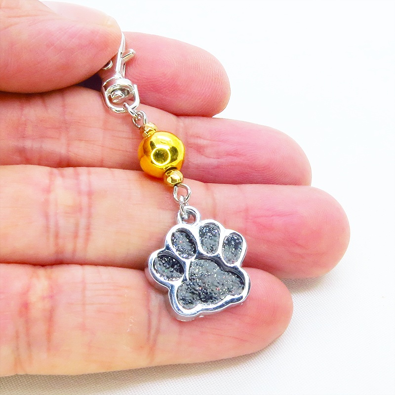 大きめ肉球チャームとゴールドカラーのメタルビーズを組合せたキーホルダー 金具変更可