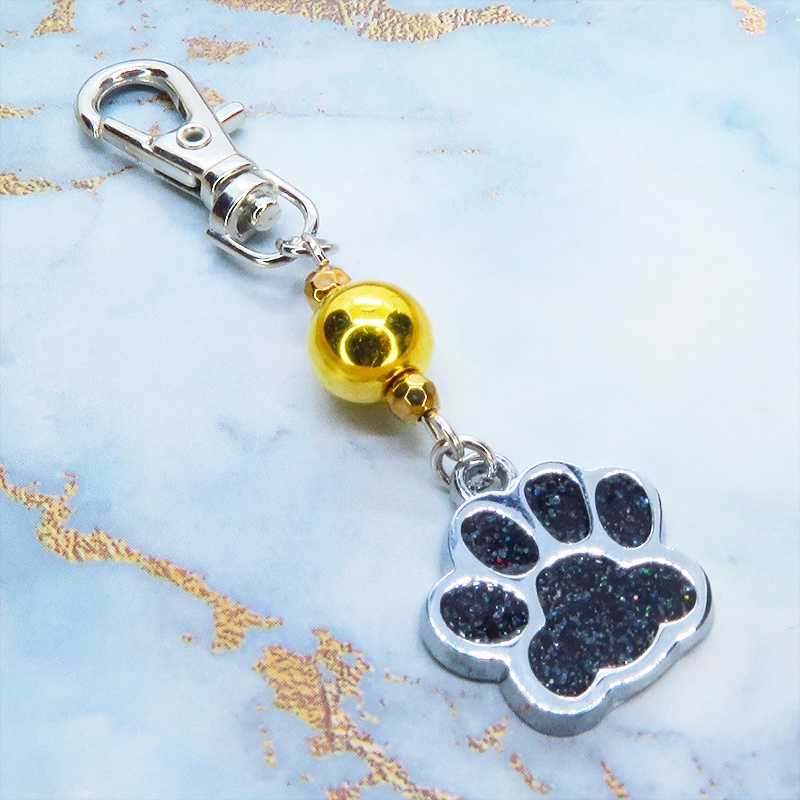 大きめ肉球チャームとゴールドカラーのメタルビーズを組合せたキーホルダー 金具変更可