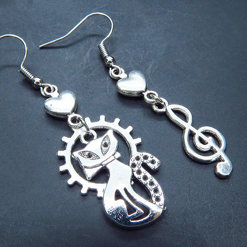 アンティークシルバー オリエンタル風の猫と音符のチャーム組合せたアシンメトリーピアス ハート