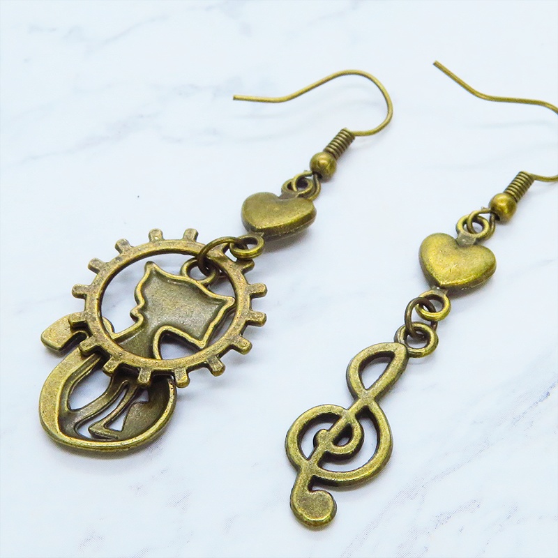 アンティークゴールド オリエンタル風の猫と音符のチャーム組合せたアシンメトリーピアス ハート