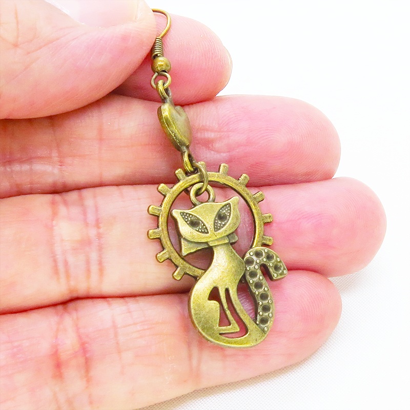 アンティークゴールド オリエンタル風の猫と音符のチャーム組合せたアシンメトリーピアス ハート
