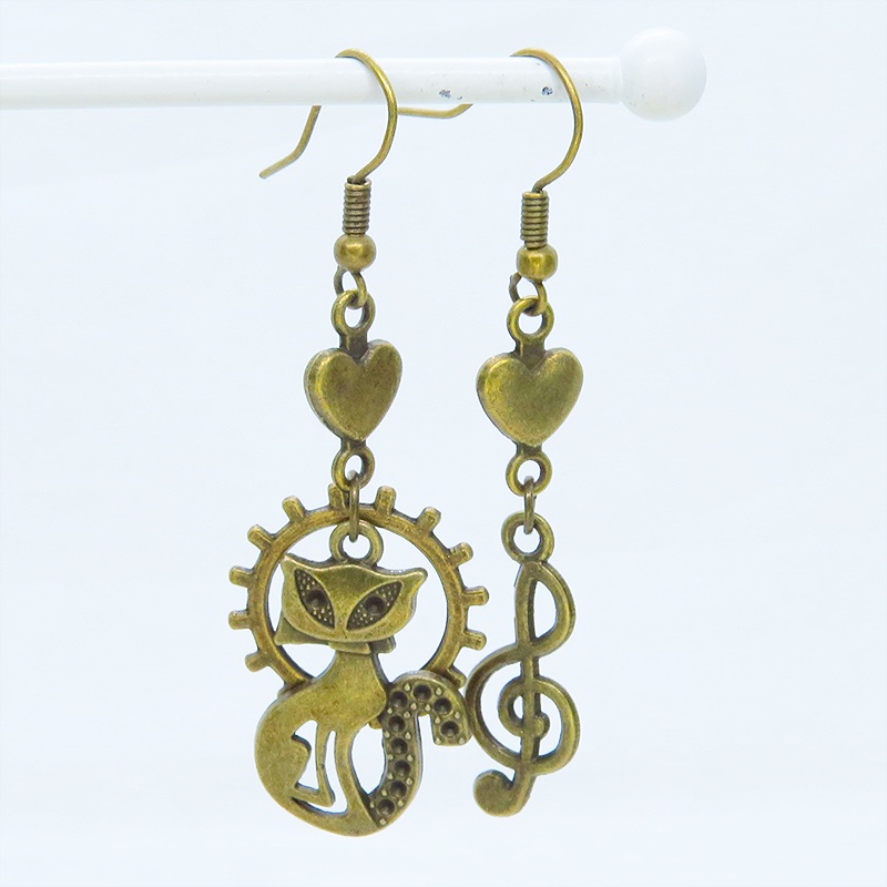 アンティークゴールド オリエンタル風の猫と音符のチャーム組合せたアシンメトリーピアス ハート