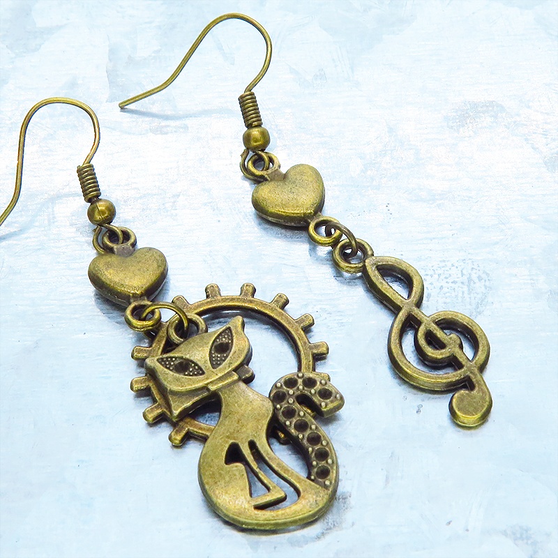 アンティークゴールド オリエンタル風の猫と音符のチャーム組合せたアシンメトリーピアス ハート