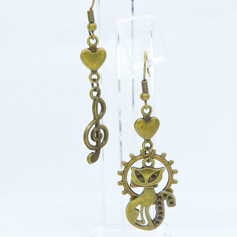 アンティークゴールド オリエンタル風の猫と音符のチャーム組合せたアシンメトリーピアス ハート
