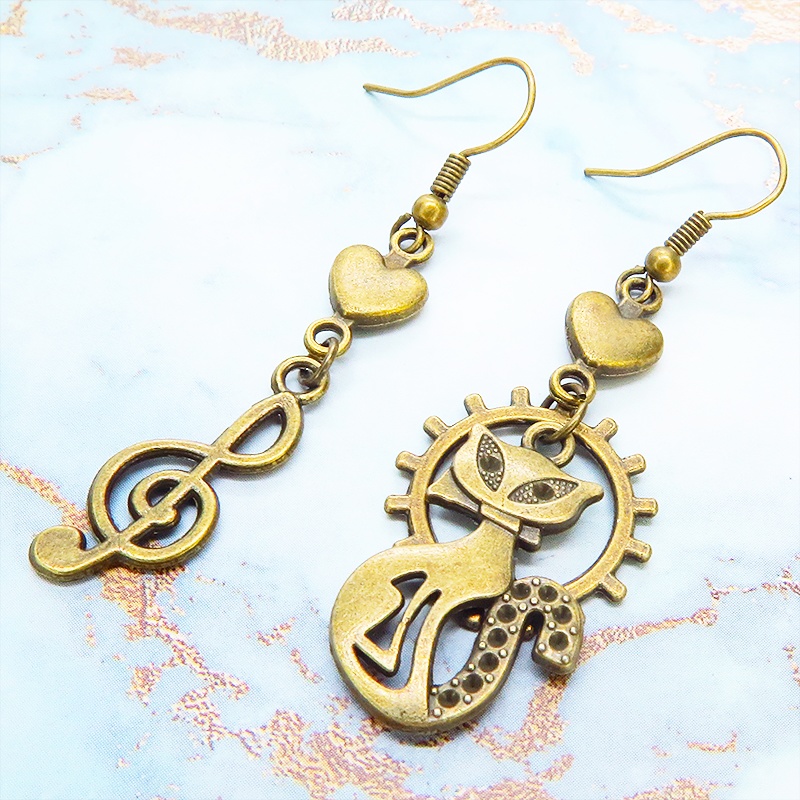 アンティークゴールド オリエンタル風の猫と音符のチャーム組合せたアシンメトリーピアス ハート