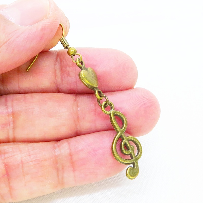 アンティークゴールド オリエンタル風の猫と音符のチャーム組合せたアシンメトリーピアス ハート