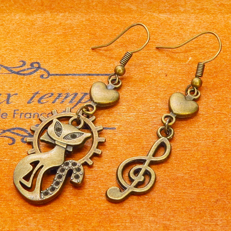 アンティークゴールド オリエンタル風の猫と音符のチャーム組合せたアシンメトリーピアス ハート