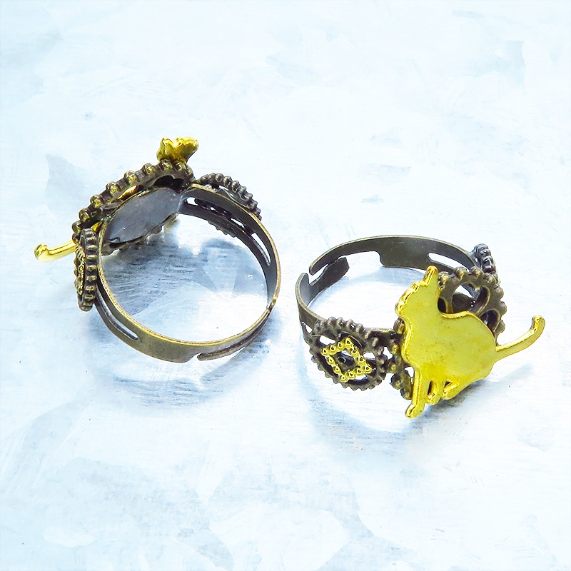 アンティークゴールドリング 見上げる猫シルエットモチーフに歯車を組合せたスチームパンク風リング 指輪 フリーサイズ