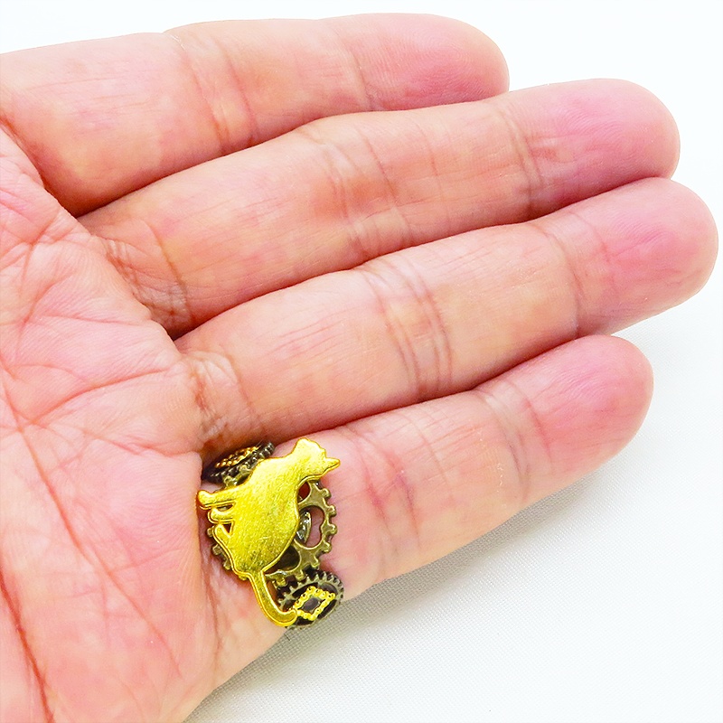 アンティークゴールドリング 見上げる猫シルエットモチーフに歯車を組合せたスチームパンク風リング 指輪 フリーサイズ