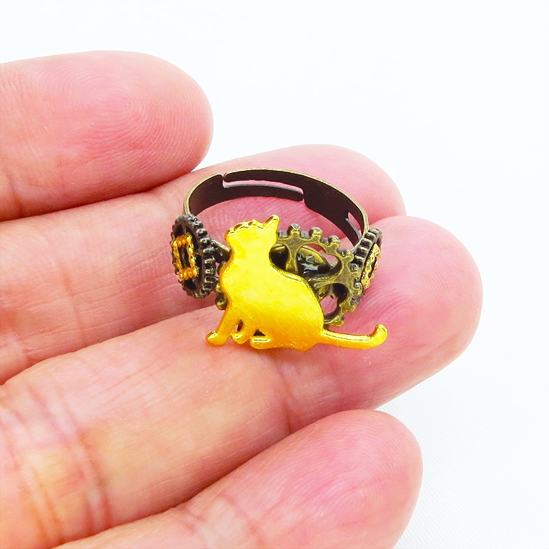 アンティークゴールドリング 見上げる猫シルエットモチーフに歯車を組合せたスチームパンク風リング 指輪 フリーサイズ