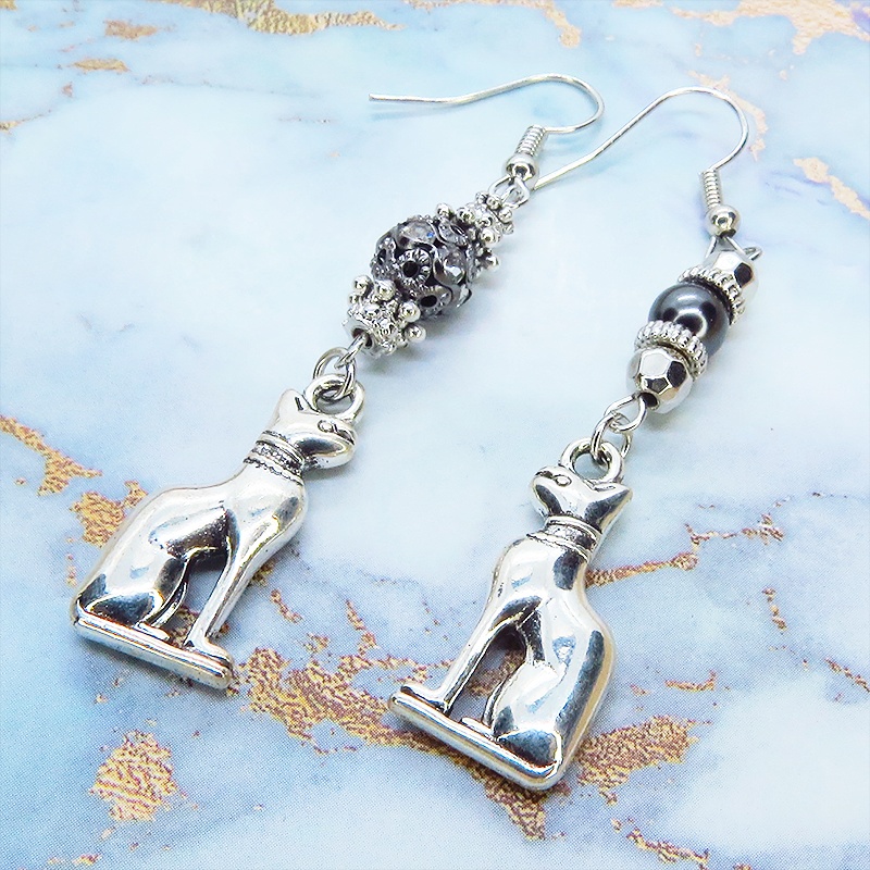 バステト 猫の女神 アンティークシルバー ブラックメタルビーズと組合せたオリエンタル調ピアス サージカル可