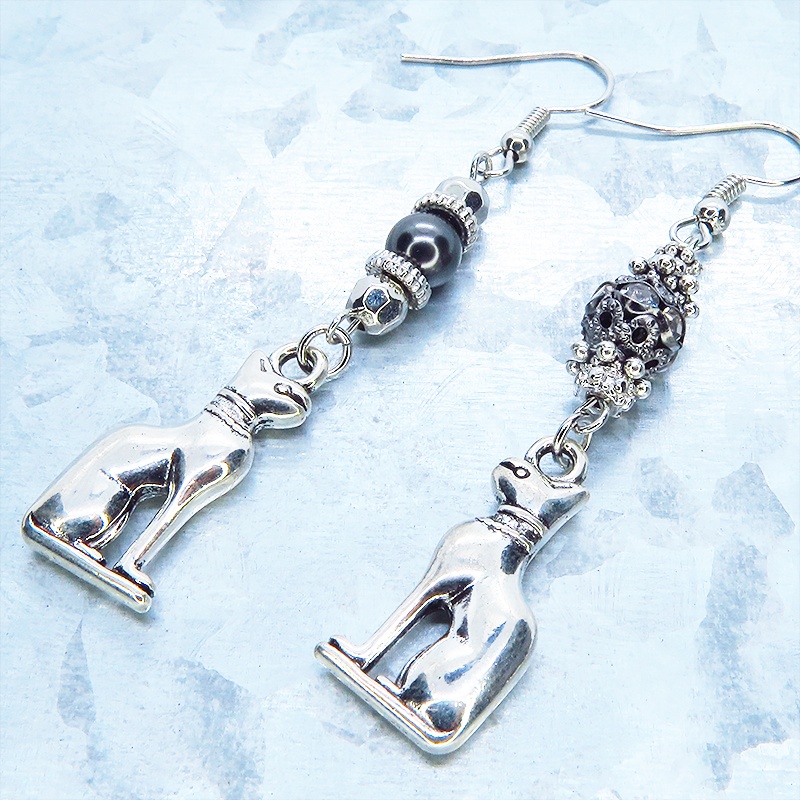 バステト 猫の女神 アンティークシルバー ブラックメタルビーズと組合せたオリエンタル調ピアス サージカル可