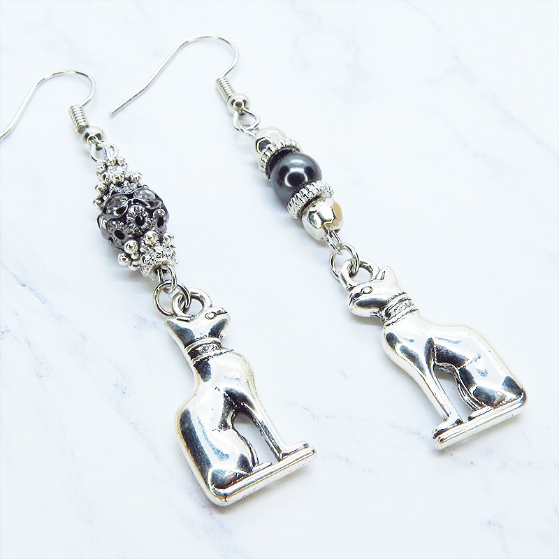 バステト 猫の女神 アンティークシルバー ブラックメタルビーズと組合せたオリエンタル調ピアス サージカル可