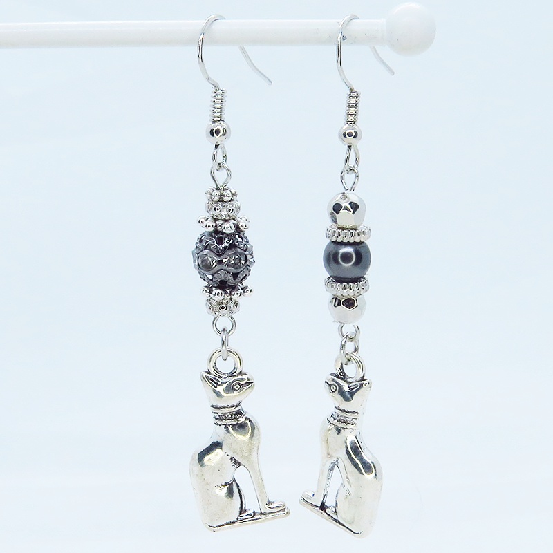 バステト 猫の女神 アンティークシルバー ブラックメタルビーズと組合せたオリエンタル調ピアス サージカル可