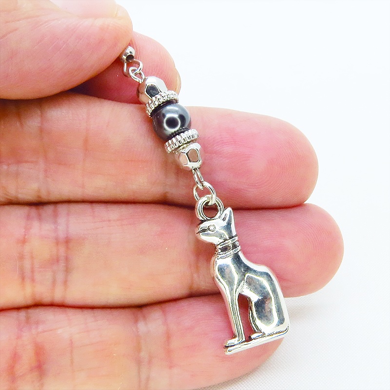 バステト 猫の女神 アンティークシルバー ブラックメタルビーズと組合せたオリエンタル調ピアス サージカル可