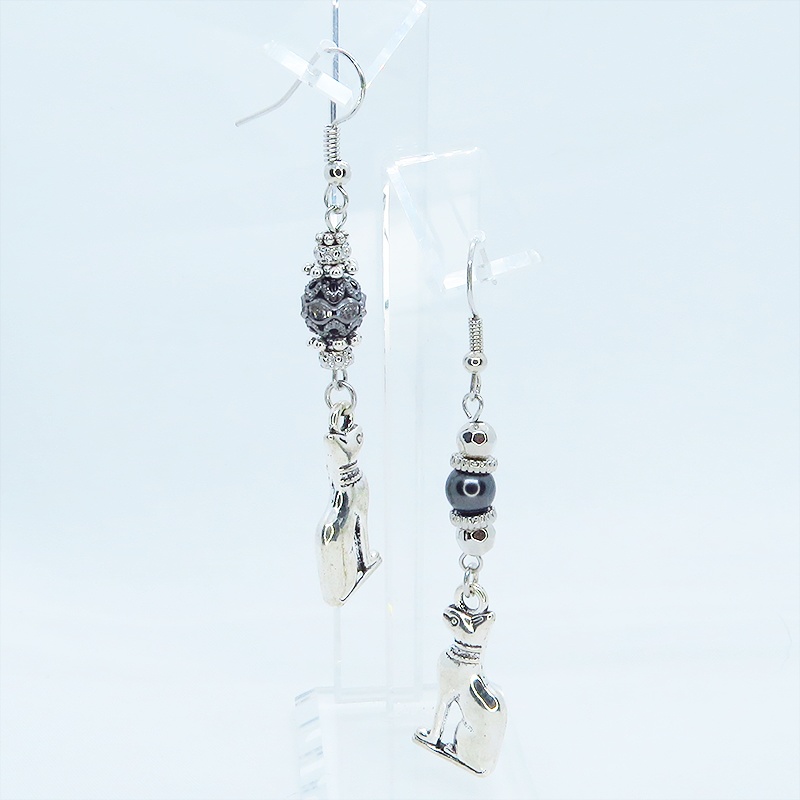 バステト 猫の女神 アンティークシルバー ブラックメタルビーズと組合せたオリエンタル調ピアス サージカル可