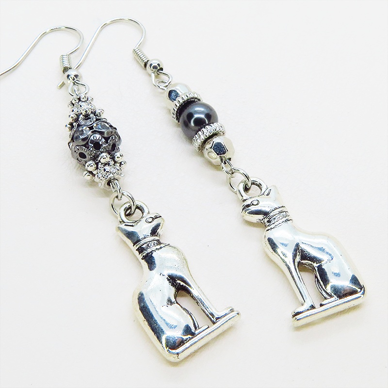 バステト 猫の女神 アンティークシルバー ブラックメタルビーズと組合せたオリエンタル調ピアス サージカル可