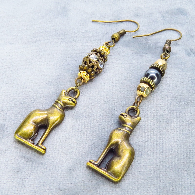 バステト 猫の女神 アンティークゴールド メタルビーズと組合せたオリエンタル調アシンメトリーピアス