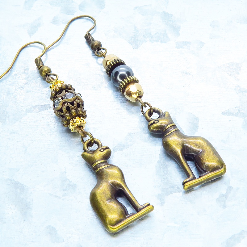 バステト 猫の女神 アンティークゴールド メタルビーズと組合せたオリエンタル調アシンメトリーピアス
