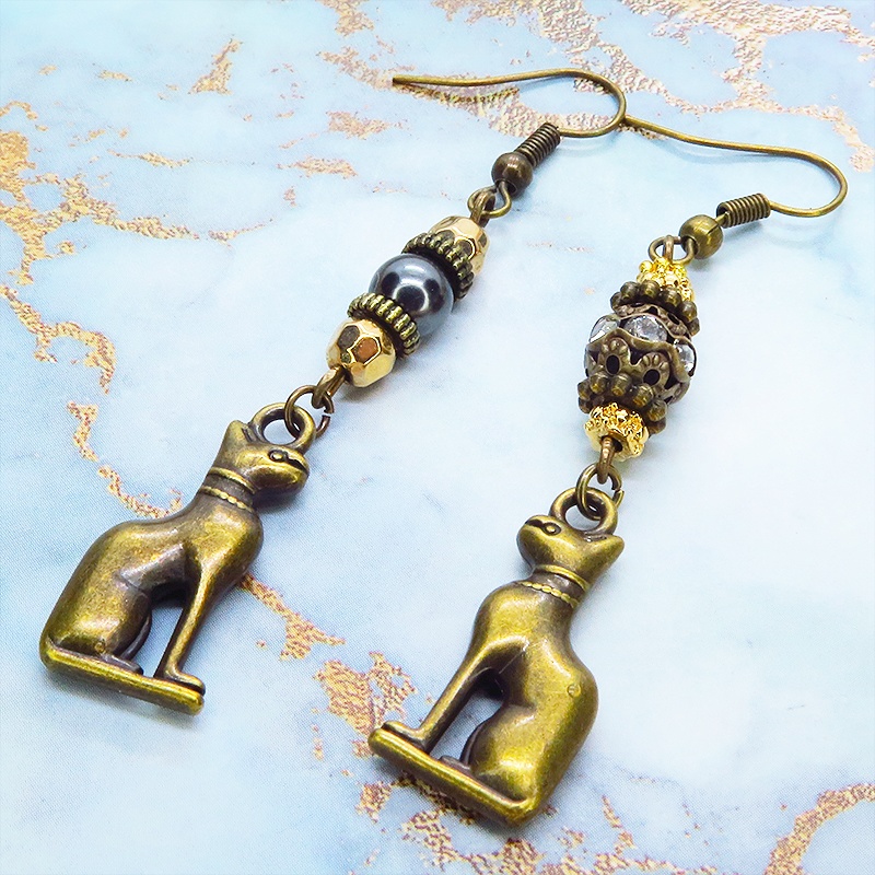 バステト 猫の女神 アンティークゴールド メタルビーズと組合せたオリエンタル調アシンメトリーピアス