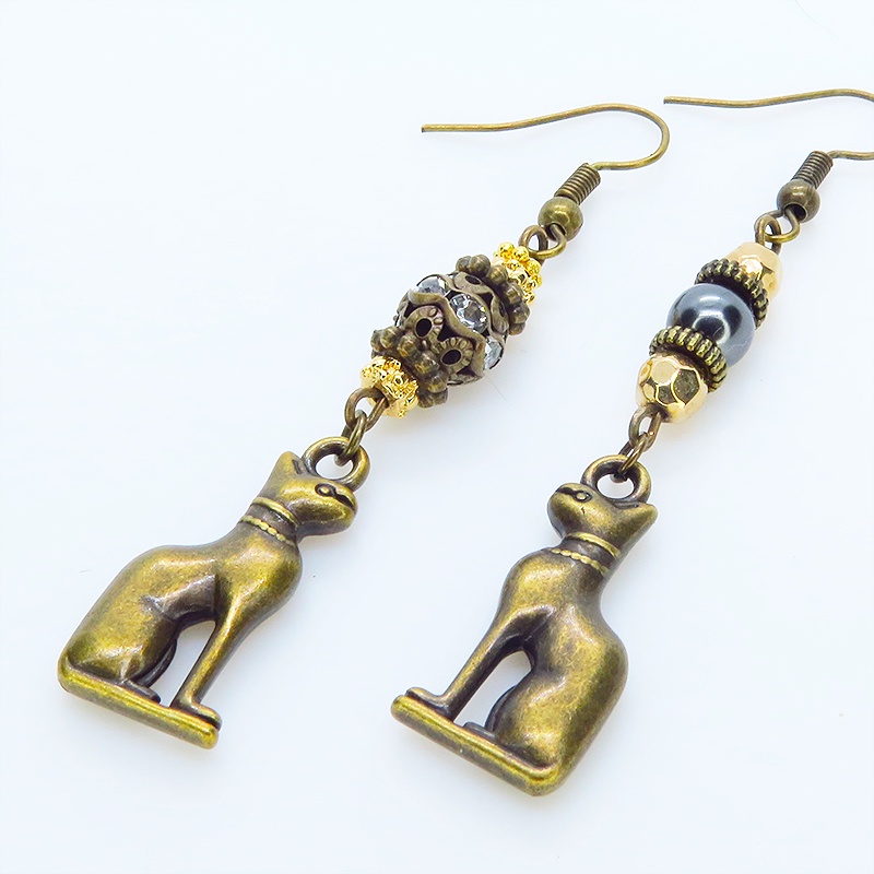 バステト 猫の女神 アンティークゴールド メタルビーズと組合せたオリエンタル調アシンメトリーピアス
