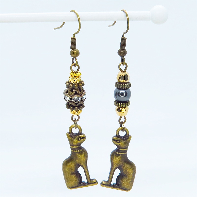 バステト 猫の女神 アンティークゴールド メタルビーズと組合せたオリエンタル調アシンメトリーピアス