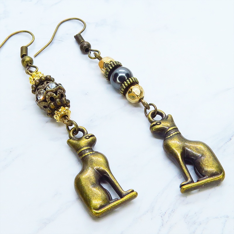 バステト 猫の女神 アンティークゴールド メタルビーズと組合せたオリエンタル調アシンメトリーピアス