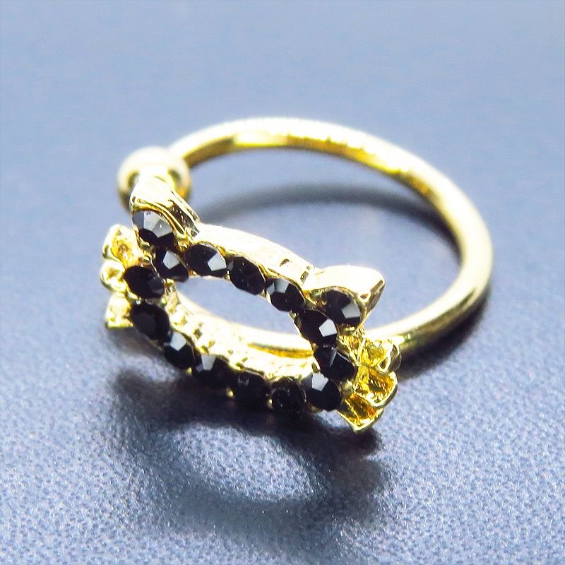 ゴールドカラー 猫フェイスモチーフのかわいいイヤーカフ（左耳用） ラインストーン（ブラック）