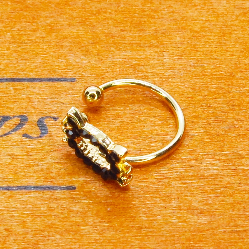 ゴールドカラー 猫フェイスモチーフのかわいいイヤーカフ(左耳用) ラインストーン(ブラック)