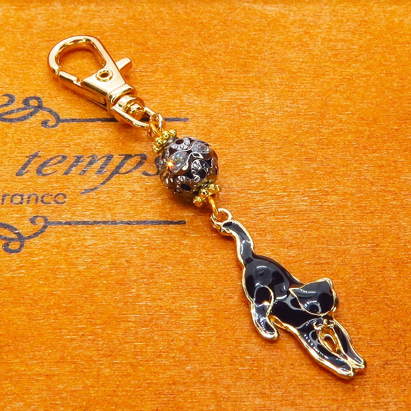 ゴールドカラー くつろぎ黒猫と ラインストーン入りメタルビーズを組み合わせた大人可愛いキーホルダー 金具変更可