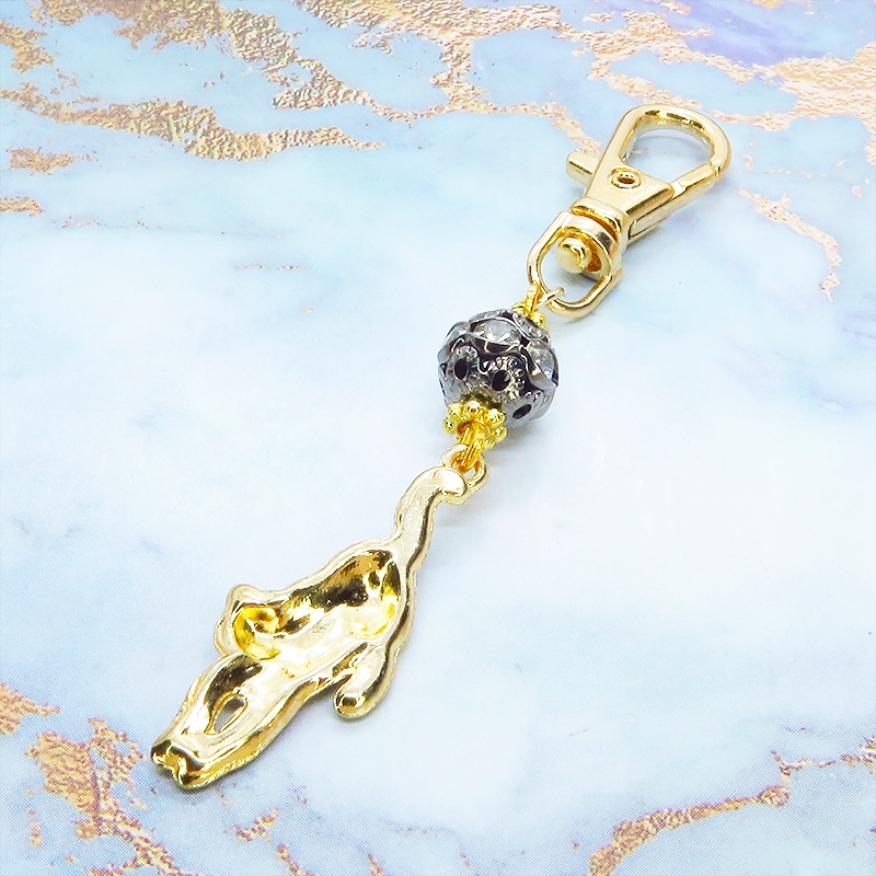 ゴールドカラー くつろぎ黒猫と ラインストーン入りメタルビーズを組み合わせた大人可愛いキーホルダー 金具変更可