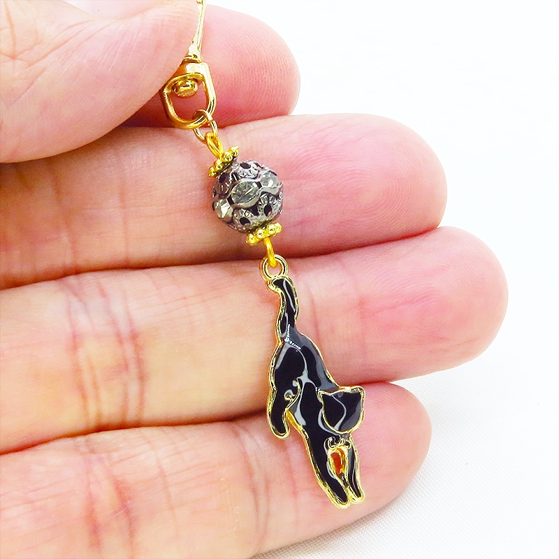 ゴールドカラー くつろぎ黒猫と ラインストーン入りメタルビーズを組み合わせた大人可愛いキーホルダー 金具変更可