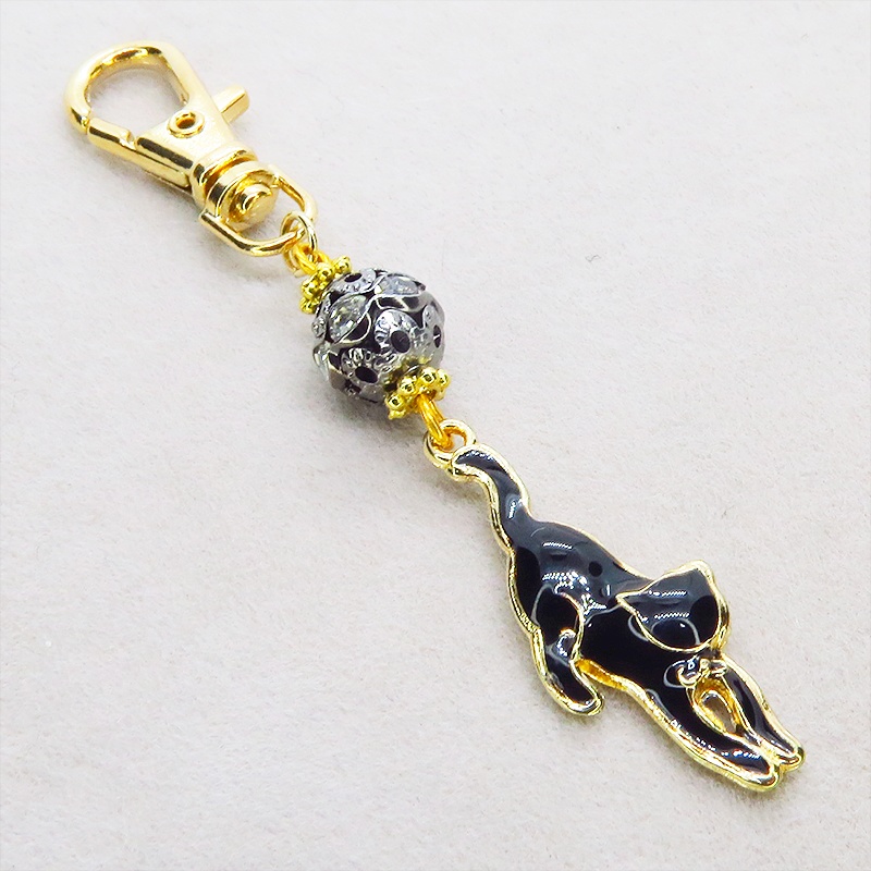ゴールドカラー くつろぎ黒猫と ラインストーン入りメタルビーズを組み合わせた大人可愛いキーホルダー 金具変更可