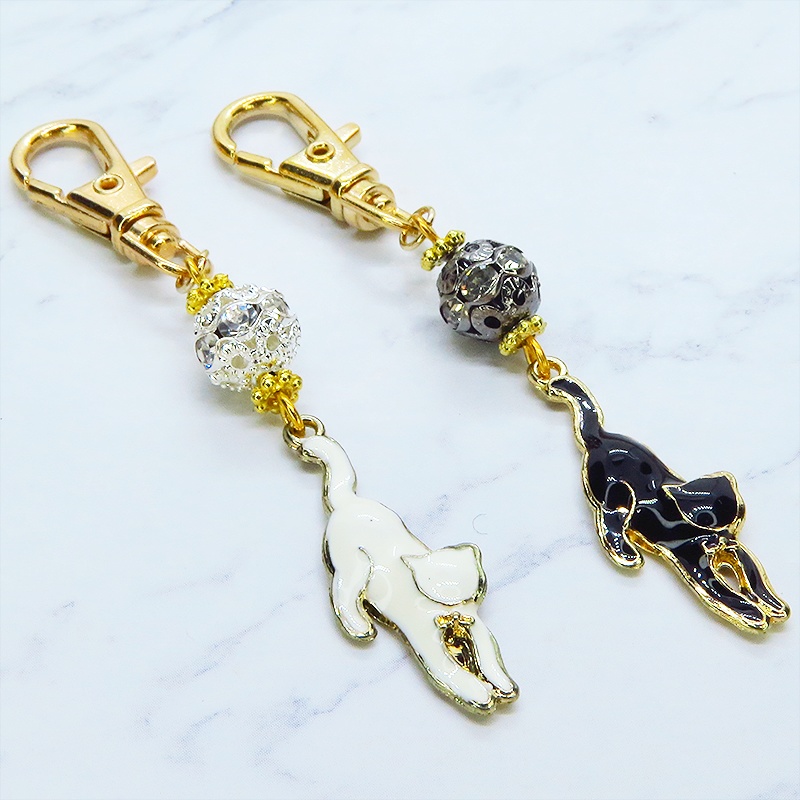ゴールドカラー くつろぎ黒猫と ラインストーン入りメタルビーズを組み合わせた大人可愛いキーホルダー 金具変更可