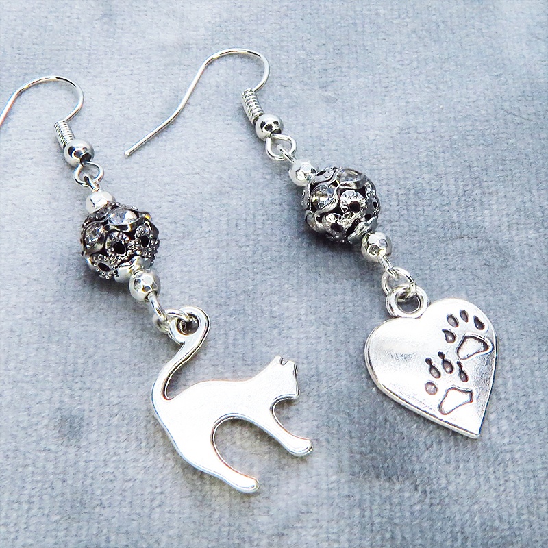 アンティークシルバー 跳ね猫と肉球ハートと組合せたアシンメトリーピアス メタルビーズ ラインストーン サージカル可
