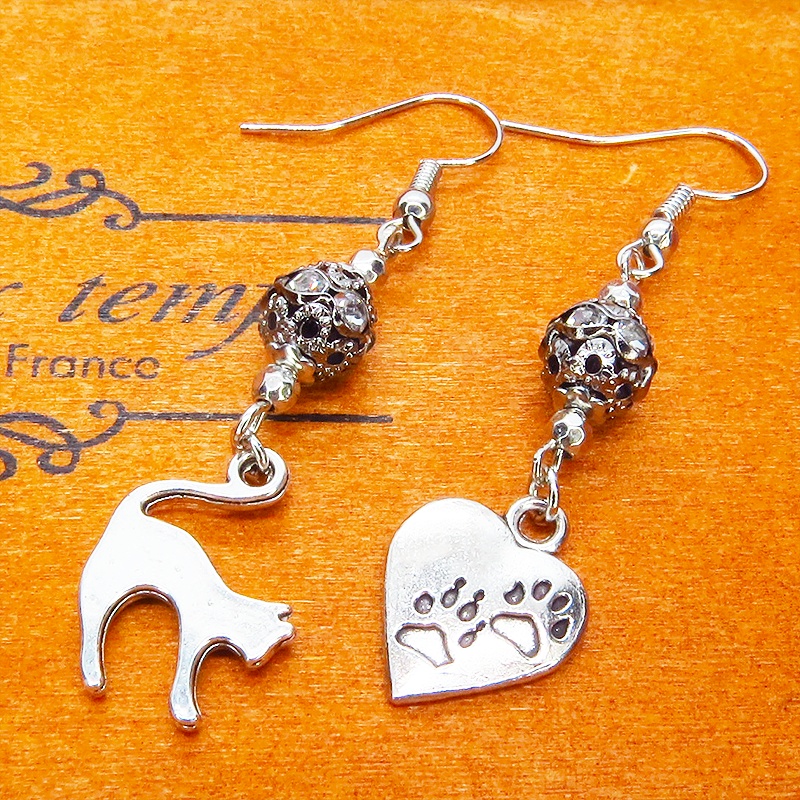アンティークシルバー 跳ね猫と肉球ハートと組合せたアシンメトリーピアス メタルビーズ ラインストーン サージカル可
