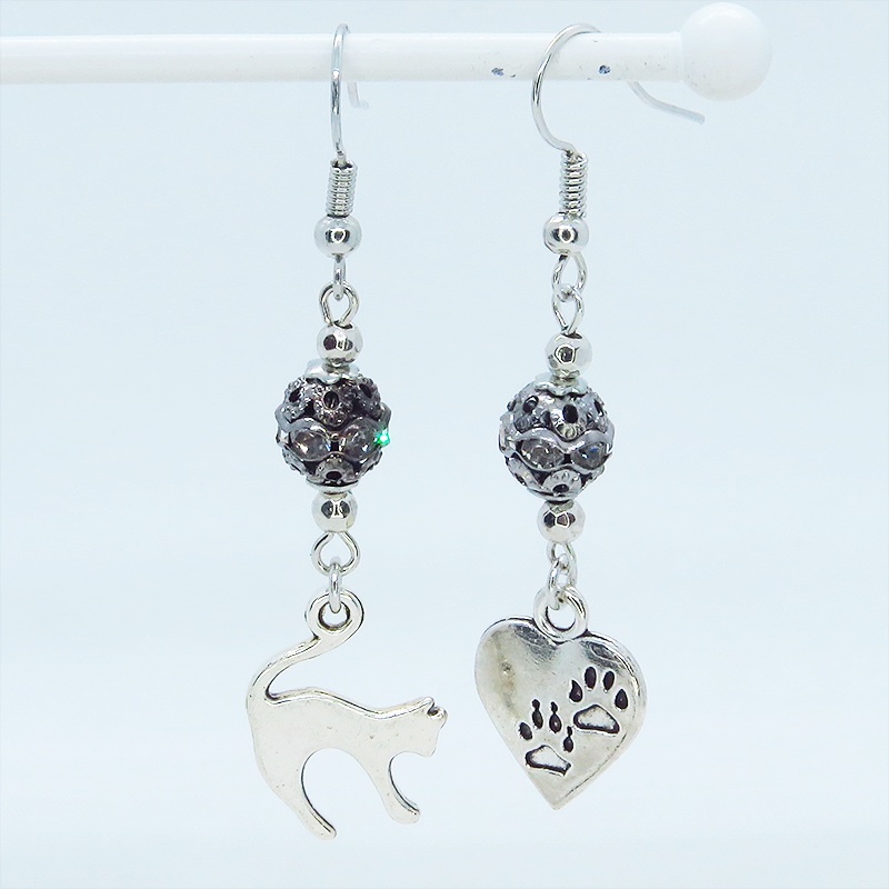 アンティークシルバー 跳ね猫と肉球ハートと組合せたアシンメトリーピアス メタルビーズ ラインストーン サージカル可