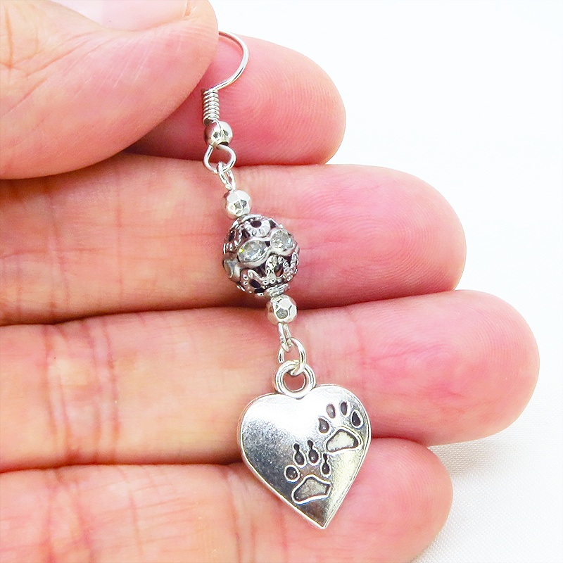 アンティークシルバー 跳ね猫と肉球ハートと組合せたアシンメトリーピアス メタルビーズ ラインストーン サージカル可
