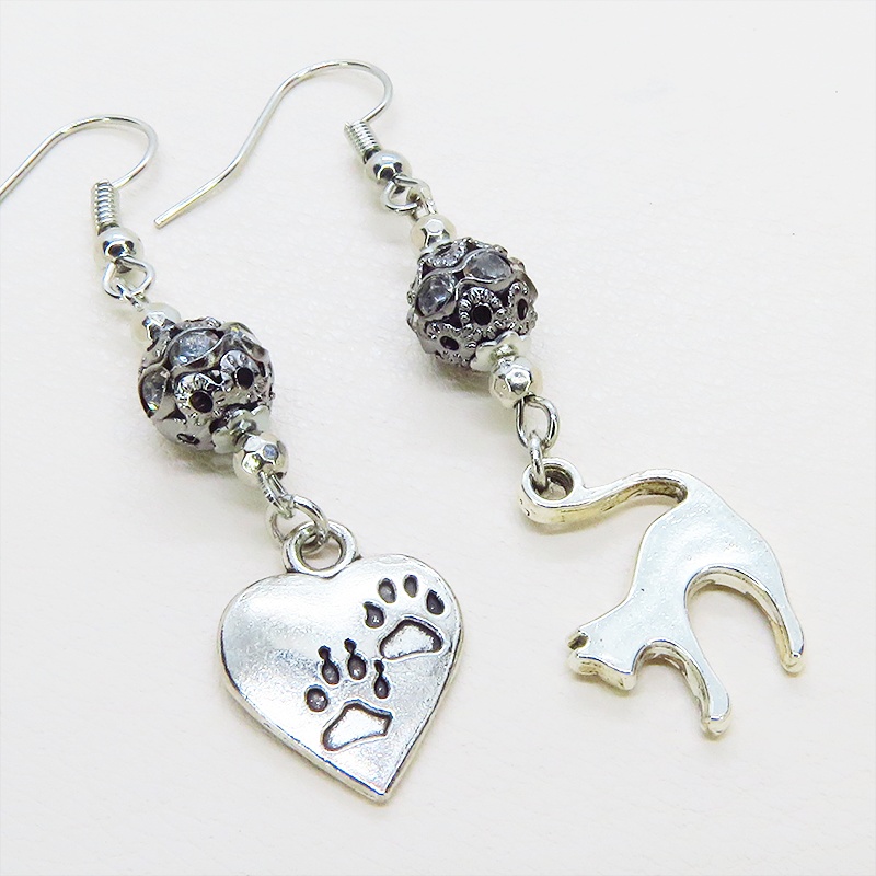 アンティークシルバー 跳ね猫と肉球ハートと組合せたアシンメトリーピアス メタルビーズ ラインストーン サージカル可