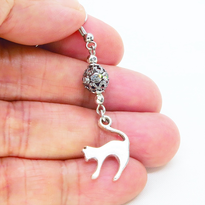 アンティークシルバー 跳ね猫と肉球ハートと組合せたアシンメトリーピアス メタルビーズ ラインストーン サージカル可