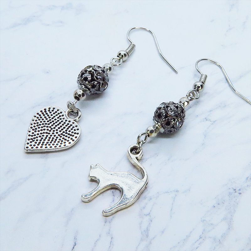 アンティークシルバー 跳ね猫と肉球ハートと組合せたアシンメトリーピアス メタルビーズ ラインストーン サージカル可