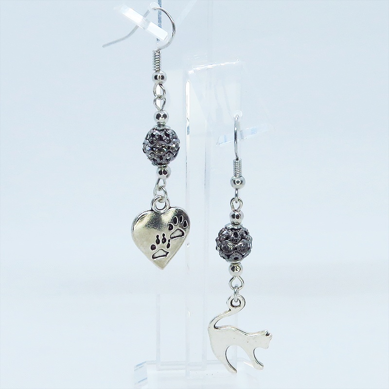 アンティークシルバー 跳ね猫と肉球ハートと組合せたアシンメトリーピアス メタルビーズ ラインストーン サージカル可