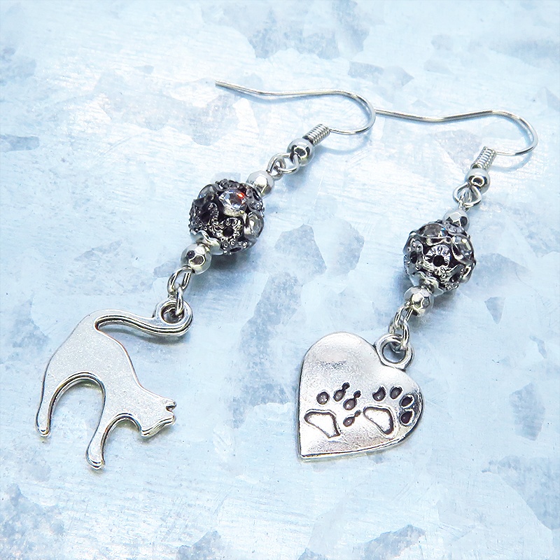 アンティークシルバー 跳ね猫と肉球ハートと組合せたアシンメトリーピアス メタルビーズ ラインストーン サージカル可