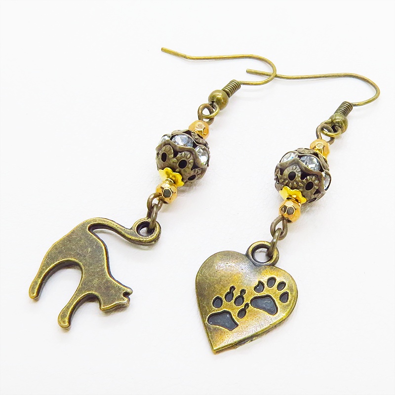 アンティークゴールド 跳ね猫と肉球ハートと組合せたアシンメトリーピアス メタルビーズ ラインストーン