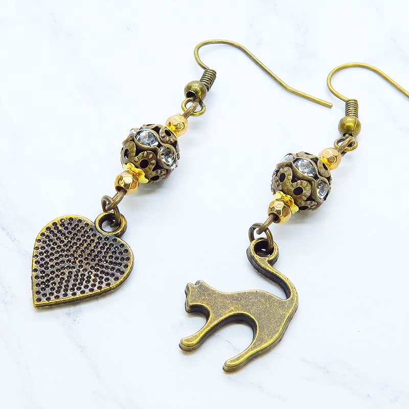 アンティークゴールド 跳ね猫と肉球ハートと組合せたアシンメトリーピアス メタルビーズ ラインストーン